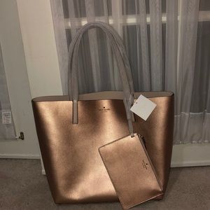 Kate Spade reversible tote bag w/ wristlet. NWT!
